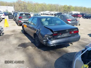 1997 Toyota Camry LE z VIN 4T1BG22K1VU101106, wystawiony jako IAAI lot #42065420 z przebiegiem 121 457 mil mil oraz . Historia ofert i sprzedaży dostępna na DreamBid. Obrazek 3.