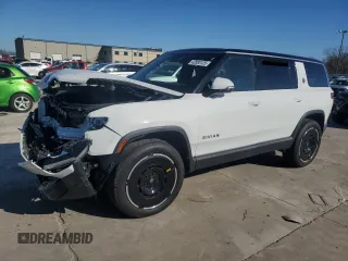 2025 Rivian R1S Adventure z VIN 7PDSGBBA3SN046975, wystawiony jako Copart lot #42880125 z przebiegiem Nie podano mil oraz Szkoda całkowita • Salvage title. Historia ofert i sprzedaży dostępna na DreamBid. Obrazek 1.