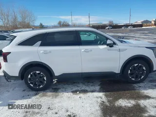 2024 Kia Sorento S z VIN 5XYRLDJC0RG275129, wystawiony jako IAAI lot #41354269 z przebiegiem 16 907 mil mil oraz . Historia ofert i sprzedaży dostępna na DreamBid. Obrazek 13.