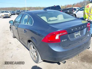 2013 Volvo S60 T5 Premier z VIN YV1612FS5D1202290, wystawiony jako IAAI lot #42042523 z przebiegiem 165 700 mil mil oraz . Historia ofert i sprzedaży dostępna na DreamBid. Obrazek 3.