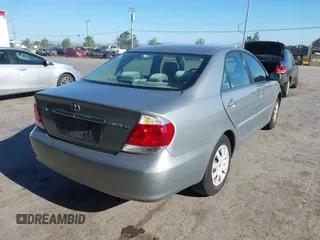 2005 Toyota Camry LE z VIN 4T1BE30K65U543152, wystawiony jako IAAI lot #42183864 z przebiegiem 228 285 mil mil oraz . Historia ofert i sprzedaży dostępna na DreamBid. Obrazek 4.