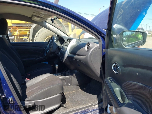 2019 Nissan Versa SV z VIN 3N1CN7AP2KL842799, wystawiony jako IAAI lot #42051006 z przebiegiem 123 075 mil mil oraz . Historia ofert i sprzedaży dostępna na DreamBid. Obrazek 5.