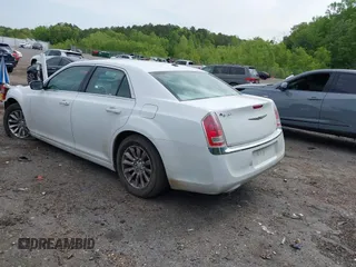 2014 Chrysler 300 z VIN 2C3CCAAG0EH157055, wystawiony jako IAAI lot #42039052 z przebiegiem 197 788 mil mil oraz . Historia ofert i sprzedaży dostępna na DreamBid. Obrazek 3.