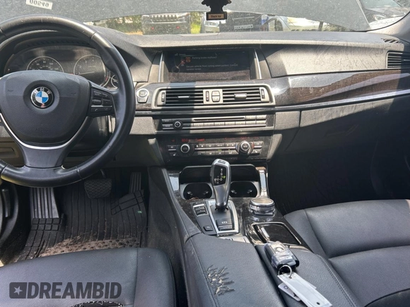 2015 BMW 5 Series 528i z VIN WBA5A5C54FD523446, wystawiony jako Copart lot #58411705 z przebiegiem 165 596 mil mil oraz Czysty tytuł • Clean title. Historia ofert i sprzedaży dostępna na DreamBid. Obrazek 9.
