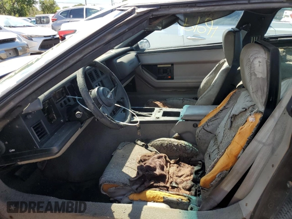1988 Chevrolet Corvette z VIN 1G1YY2182J5119855, wystawiony jako Copart lot #73824664 z przebiegiem Nie podano mil oraz Szkoda całkowita • Salvage title. Historia ofert i sprzedaży dostępna na DreamBid. Obrazek 7.