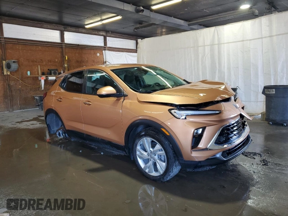 2024 Buick Encore GX Preferred z VIN KL4AMCSLXRB015487, wystawiony jako Copart lot #56033565 z przebiegiem 7 188 mil mil oraz Szkoda całkowita • Salvage title. Historia ofert i sprzedaży dostępna na DreamBid. Obrazek 4.