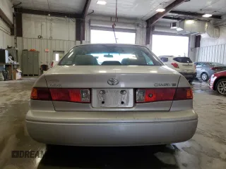 2000 Toyota Camry CE z VIN 4T1BG22K2YU742415, wystawiony jako Copart lot #55763165 z przebiegiem 245 821 mil mil oraz Czysty tytuł • Clean title. Historia ofert i sprzedaży dostępna na DreamBid. Obrazek 6.
