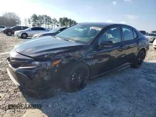2022 Toyota Camry SE z VIN 4T1G11AK0NU032928, wystawiony jako Copart lot #42610144 z przebiegiem 16 601 mil mil oraz Czysty tytuł • Clean title. Historia ofert i sprzedaży dostępna na DreamBid. Obrazek 1.