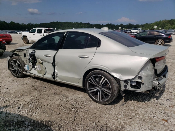 2019 Volvo S60 R-Design with VIN 7JR102FMXKG015692, listed as a Copart auction lot 57598173 with 26,004 mi miles. Bid and sale history available at carsss.com. Image 2.
