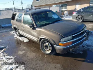 1999 Chevrolet Blazer LS z VIN 1GNDT13W6X2181108, wystawiony jako IAAI lot #41608758 z przebiegiem Nie podano mil oraz . Historia ofert i sprzedaży dostępna na DreamBid. Obrazek 1.
