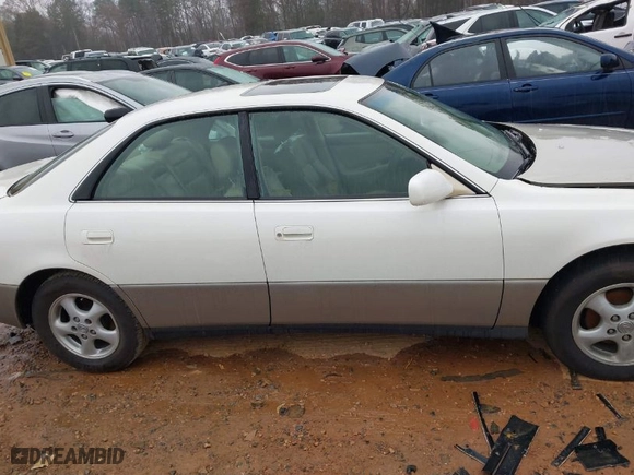 1998 Lexus ES 300 Luxury Sport Sdn with VIN JT8BF28G8W5032290, listed as a IAAI auction lot 41553757 with NaN miles. Bid and sale history available at carsss.com. Image 13.