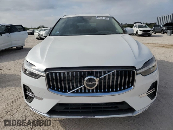 2023 Volvo XC60 Plus Bright Theme z VIN YV4L12RE2P1338733, wystawiony jako Copart lot #49918145 z przebiegiem 11 829 mil mil oraz Nie do naprawy • Non repairable. Historia ofert i sprzedaży dostępna na DreamBid. Obrazek 5.