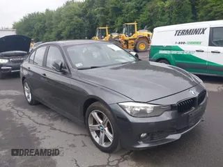 2015 BMW 3 Series 320i xDrive z VIN WBA3C3C56FK200968, wystawiony jako IAAI lot #42597719 z przebiegiem 160 922 mil mil oraz . Historia ofert i sprzedaży dostępna na DreamBid. Obrazek 1.
