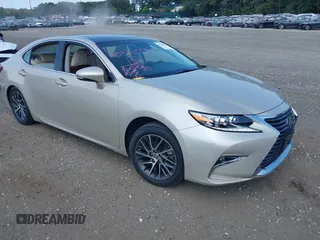 2018 Lexus ES with VIN 58ABK1GG0JU111819, listed as a IAAI auction lot 40320555 with 32,194 mi miles. Bid and sale history available at carsss.com. Image 1.