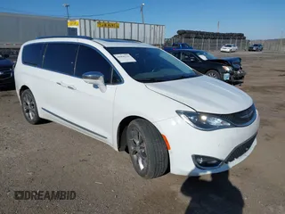 2019 Chrysler Pacifica Limited z VIN 2C4RC1GG1KR550792, wystawiony jako IAAI lot #41996123 z przebiegiem 53 699 mil mil oraz . Historia ofert i sprzedaży dostępna na DreamBid. Obrazek 1.