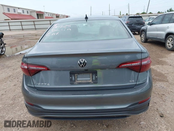 2024 Volkswagen Jetta SE z VIN 3VW7M7BU9RM011999, wystawiony jako IAAI lot #42697218 z przebiegiem 47 078 mil mil oraz . Historia ofert i sprzedaży dostępna na DreamBid. Obrazek 16.