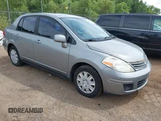 2010 Nissan Versa S z VIN 3N1BC1AP1AL400819, wystawiony jako IAAI lot #42810755 z przebiegiem 151 705 mil mil oraz . Historia ofert i sprzedaży dostępna na DreamBid. Obrazek 1.