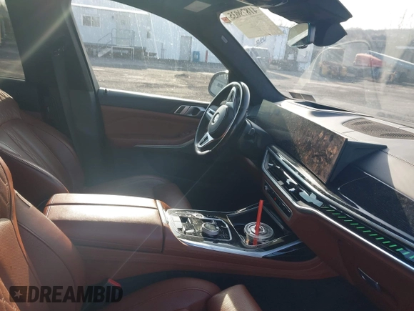 2023 BMW X7 M60i z VIN 5UX33EM03P9R02884, wystawiony jako IAAI lot #41879035 z przebiegiem 45 466 mil mil oraz . Historia ofert i sprzedaży dostępna na DreamBid. Obrazek 5.