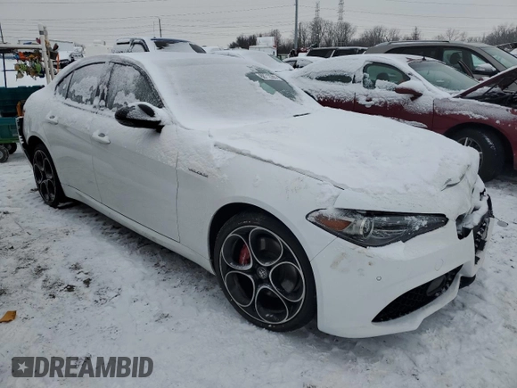 2022 Alfa Romeo Giulia Veloce z VIN ZARFANBN4N7659801, wystawiony jako Copart lot #88712265 z przebiegiem Nie podano mil oraz Czysty tytuł • Clean title. Historia ofert i sprzedaży dostępna na DreamBid. Obrazek 4.