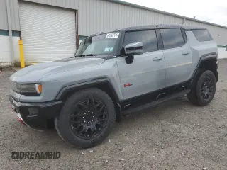 2024 GMC Hummer EV 2X with VIN 1GKB0NDE8RU103804, listed as a Copart auction lot 81366274 with 7,584 mi miles and Salvage Title. Bid and sale history available at carsss.com. Image 1.