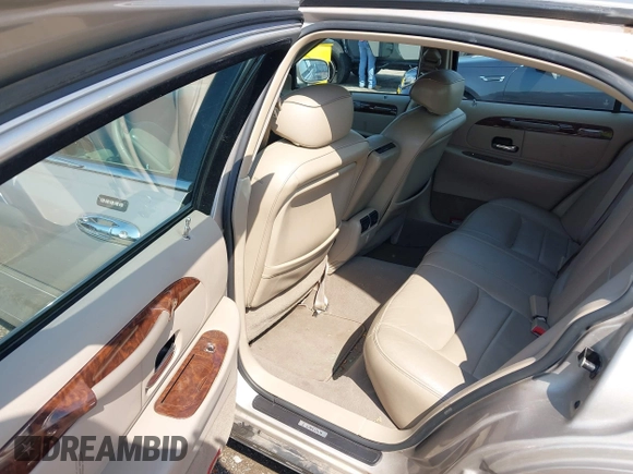 2002 Lincoln Town Car Executive z VIN 1LNHM81W12Y620302, wystawiony jako IAAI lot #41952738 z przebiegiem 83 062 mil mil oraz . Historia ofert i sprzedaży dostępna na DreamBid. Obrazek 8.