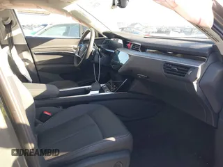 2024 Audi Q8 e-tron z VIN WA15ABGE8RB055999, wystawiony jako IAAI lot #41759410 z przebiegiem 8 972 mil mil oraz . Historia ofert i sprzedaży dostępna na DreamBid. Obrazek 5.