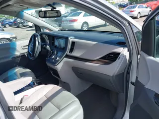 2017 Toyota Sienna XLE Auto Access Seat z VIN 5TDYZ3DC9HS819788, wystawiony jako IAAI lot #42296376 z przebiegiem 77 094 mil mil oraz . Historia ofert i sprzedaży dostępna na DreamBid. Obrazek 5.