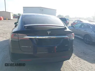 2017 Tesla Model X 90D z VIN 5YJXCAE29HF078571, wystawiony jako IAAI lot #42050041 z przebiegiem 216 874 mil mil oraz . Historia ofert i sprzedaży dostępna na DreamBid. Obrazek 16.