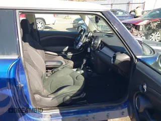 2012 MINI Hardtop с VIN WMWSU3C5XCT542826, выставлен на аукционе IAAI как лот 41372017 с пробегом 162 156 миль миль и . История ставок и продаж доступна на DreamBid. Изображение 5.