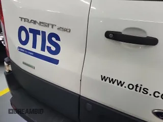 2018 Ford Transit z VIN 1FTYR1YG9JKA80761, wystawiony jako IAAI lot #42859226 z przebiegiem 132 605 mil mil oraz . Historia ofert i sprzedaży dostępna na DreamBid. Obrazek 27.