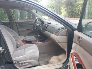 2002 Toyota Camry LE z VIN 4T1BE32K12U619689, wystawiony jako IAAI lot #42222078 z przebiegiem 216 591 mil mil oraz . Historia ofert i sprzedaży dostępna na DreamBid. Obrazek 5.
