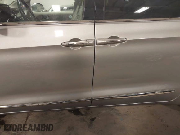 2018 Chrysler Pacifica Touring L with VIN 2C4RC1BG3JR330401, listed as a IAAI auction lot 41250303 with 86,975 mi miles and . Bid and sale history available at DreamBid. Image 19.