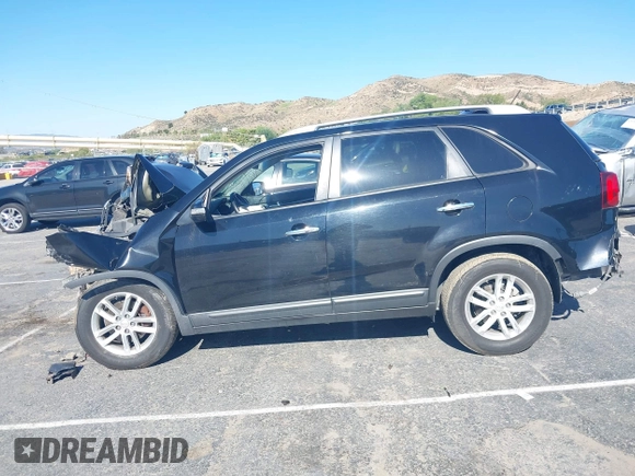 2014 Kia Sorento LX с VIN 5XYKT3A62EG455941, выставлен на аукционе IAAI как лот 42138589 с пробегом Не указан миль и . История ставок и продаж доступна на DreamBid. Изображение 14.