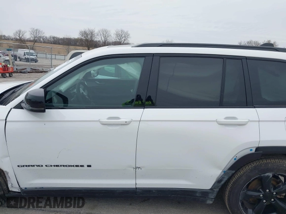 2024 Jeep Grand Cherokee Altitude with VIN 1C4RJHAG1RC707103, listed as a IAAI auction lot 41964830 with 27,302 mi miles and . Bid and sale history available at DreamBid. Image 15.