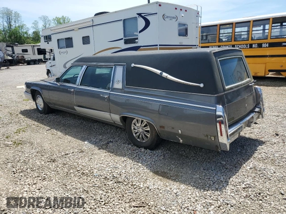 1991 Cadillac Brougham z VIN 1G6DW54E6MR718286, wystawiony jako Copart lot #54732145 z przebiegiem Nie podano mil oraz Tytuł czysty. Historia ofert i sprzedaży dostępna na DreamBid. Obrazek 2.