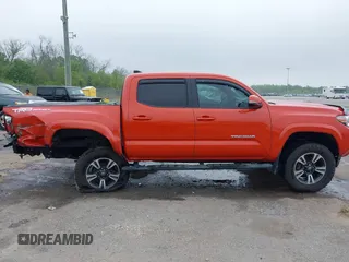 2017 Toyota Tacoma SR5 z VIN 5TFAZ5CN3HX050456, wystawiony jako IAAI lot #41919025 z przebiegiem 131 562 mil mil oraz . Historia ofert i sprzedaży dostępna na DreamBid. Obrazek 13.