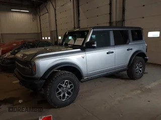 2024 Ford Bronco Badlands z VIN 1FMEE9BP6RLA08116, wystawiony jako IAAI lot #41837206 z przebiegiem 7807 mil mil oraz . Historia ofert i sprzedaży dostępna na DreamBid. Obrazek 2.