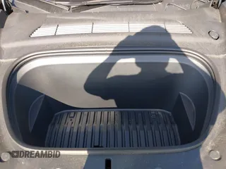 2024 Tesla Model Y z VIN 7SAYGDED8RF158878, wystawiony jako IAAI lot #42514586 z przebiegiem 18 594 mil mil oraz . Historia ofert i sprzedaży dostępna na DreamBid. Obrazek 10.