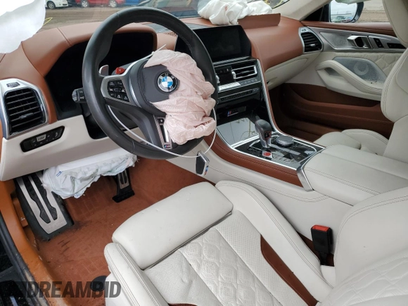2020 BMW M8 z VIN WBSAE0C0XLCD01469, wystawiony jako Copart lot #47221453 z przebiegiem Nie podano mil oraz . Historia ofert i sprzedaży dostępna na DreamBid. Obrazek 8.