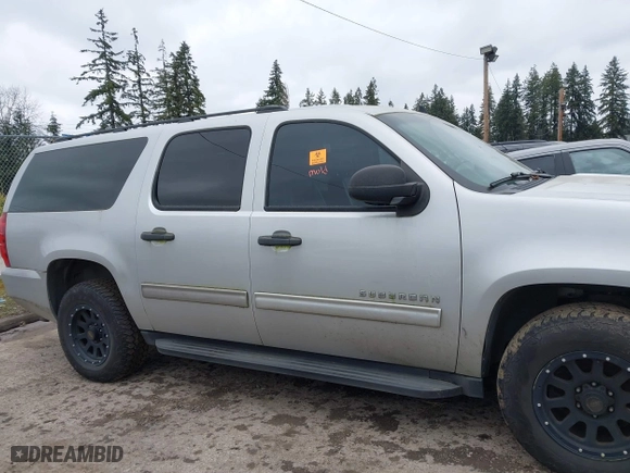 2010 Chevrolet Suburban LS with VIN 1GNUKHE33AR254447, listed as a IAAI auction lot 41727372 with 178,798 mi miles. Bid and sale history available at carsss.com. Image 13.