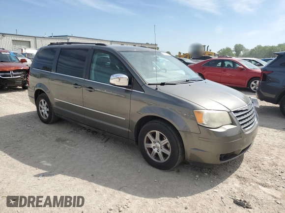 2010 Chrysler Town & Country Touring z VIN 2A4RR5D16AR415368, wystawiony jako Copart lot #55738015 z przebiegiem 127 871 mil mil oraz Szkoda całkowita • Salvage title. Historia ofert i sprzedaży dostępna na DreamBid. Obrazek 4.