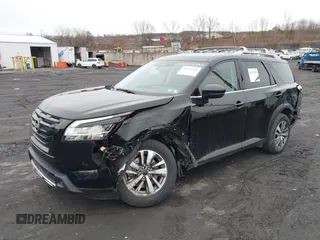 2023 Nissan Pathfinder SL z VIN 5N1DR3CC7PC225860, wystawiony jako IAAI lot #41733202 z przebiegiem 23 118 mil mil oraz . Historia ofert i sprzedaży dostępna na DreamBid. Obrazek 18.