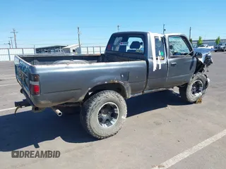 1990 Toyota Pickup SR5 z VIN JT4VN13G7L5019822, wystawiony jako IAAI lot #42194555 z przebiegiem 255 628 mil mil oraz . Historia ofert i sprzedaży dostępna na DreamBid. Obrazek 4.