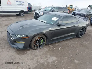 2018 Ford Mustang GT z VIN 1FA6P8CF9J5179766, wystawiony jako IAAI lot #41977000 z przebiegiem 83 608 mil mil oraz . Historia ofert i sprzedaży dostępna na DreamBid. Obrazek 2.