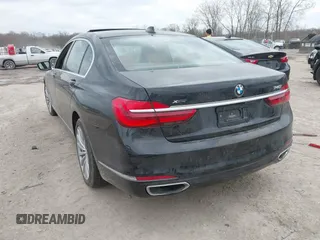 2017 BMW 7 Series 740i xDrive z VIN WBA7E4C55HGU99165, wystawiony jako IAAI lot #42073278 z przebiegiem 47 506 mil mil oraz . Historia ofert i sprzedaży dostępna na DreamBid. Obrazek 3.