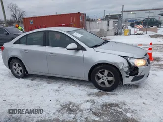 2014 Chevrolet Cruze 1LT z VIN 1G1PC5SB3E7224548, wystawiony jako IAAI lot #41318399 z przebiegiem 185 087 mil mil oraz . Historia ofert i sprzedaży dostępna na DreamBid. Obrazek 13.