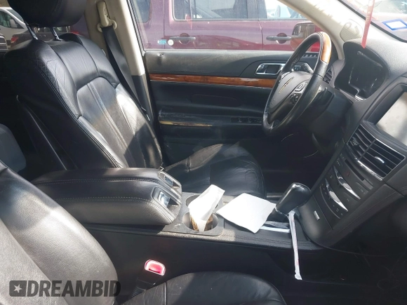 2014 Lincoln MKT EcoBoost z VIN 2LMHJ5AT9EBL55440, wystawiony jako IAAI lot #41589967 z przebiegiem 194 408 mil mil oraz . Historia ofert i sprzedaży dostępna na DreamBid. Obrazek 5.
