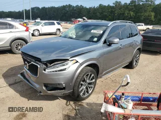 2018 Volvo XC90 Momentum z VIN YV4A22PKXJ1375100, wystawiony jako Copart lot #57779695 z przebiegiem 111 617 mil mil oraz Szkoda całkowita • Salvage title. Historia ofert i sprzedaży dostępna na DreamBid. Obrazek 1.