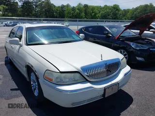 2006 Lincoln Town Car Designer Series z VIN 1LNHM83V36Y614849, wystawiony jako IAAI lot #42200395 z przebiegiem 258 786 mil mil oraz . Historia ofert i sprzedaży dostępna na DreamBid. Obrazek 1.