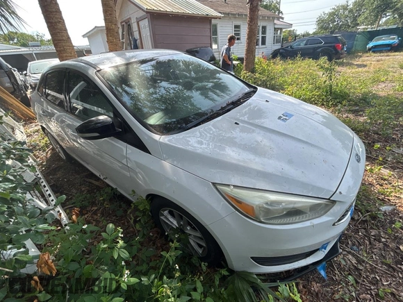2015 Ford Focus SE with VIN 1FADP3F21FL338821, listed as a Copart auction lot 54631415 with 84,648 mi miles and Salvage Title. Bid and sale history available at carsss.com. Image 1.
